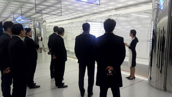 ▲ 티움을 체험하고 있는 에자드 오버빅(Edzard Overbeek) 히어 CEO ⓒ SKT