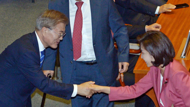 ▲ 문재인 대통령과 자유한국당 나경원 의원이 악수를 나누고 있다(자료사진). ⓒ뉴시스 사진DB