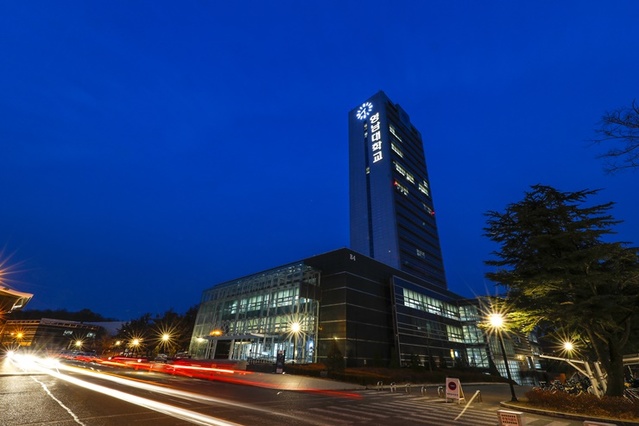 ▲ 영남대 중앙도서관 외벽 상단에 설치된 ‘빅타임(Big Time)’ 모습.ⓒ영남대학교