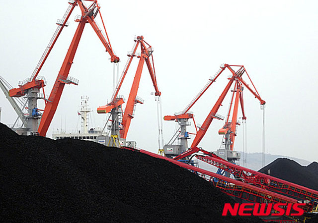 ▲ 美정부가 북한의 석탄 해외수출에 경유지를 제공한 러시아를 향해 강하게 경고했다고 한다. 사진은 러시아 항구에 쌓인 북한 석탄. ⓒ뉴시스. 무단전재 및 재배포 금지.