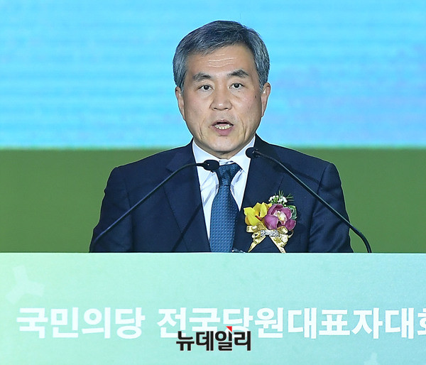 ▲ 이상돈 국민의당 의원이 15일 오후 경기 고양시 일산서구 킨텍스 제1전시장 3홀에서 당대표 및 최고위원, 전국여성위원장, 전국청년위원장을 선출하는 전국당원대표자대회에서 전국당원대표자대회 의원으로 선출된 후 인사말을 하고 있다. ⓒ뉴데일리 정상윤 기자