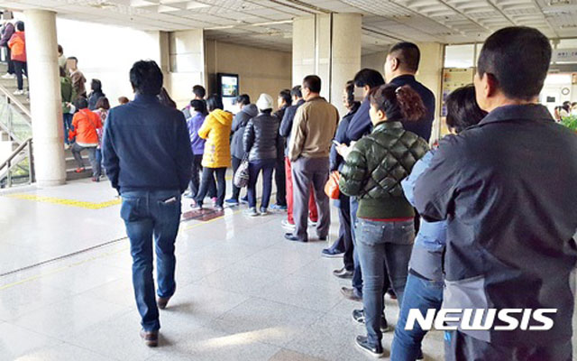 ▲ 2017년 10월 독감 백신을 예방접종하기 위해 늘어선 사람들. 올겨울 독감은 백신을 접종받았어도 걸린다는 것이 문제다. ⓒ뉴시스. 무단전재 및 재배포 금지.