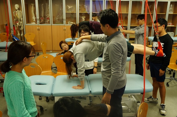 ▲ 청주대 보건의료대학 내 치위생학과, 방사선학과, 물리치료학과가 최근 치러진 자격시험에서 높은 합격률을 보이며 명성을 떨치고 있다.(사진은 물리치료학과 학생들이 실습하는 모습)ⓒ청주대