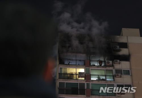 ▲ 28일 오후 서울 은평구 한 아파트 14층에서 화재가 발생해 일가족 3명이 숨지는 사고가 발생했다.ⓒ뉴시스