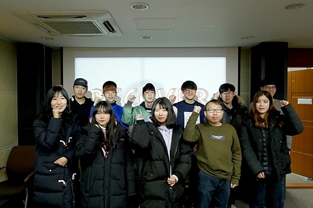 지난 26일 SOKI 국제디자인 & 일러스트레이션 공모전에서 입상한 대구대 영상애니메이션디자인학과 학생들이 기념사진을 찍고 있다.
ⓒ대구대학교