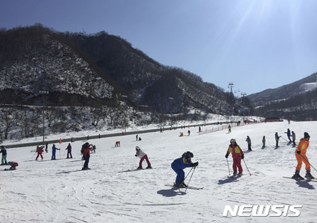 ▲ 마식령 스키장의 모습. 모두 김정은 정권이 동원한 사람들이라고 한다. ⓒ뉴시스. 무단전재 및 재배포 금지.