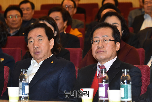 ▲ 자유한국당 홍준표 대표와 김서태 원내대표 (오른쪽부터). ⓒ뉴데일리 이종현 기자