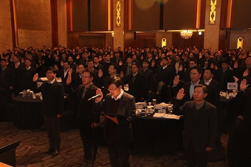 ▲ 김홍업 현장소장이 롯데건설 임직원을 대표해 '안전생활화' 결의문을 낭독하고 있다. ⓒ롯데건설