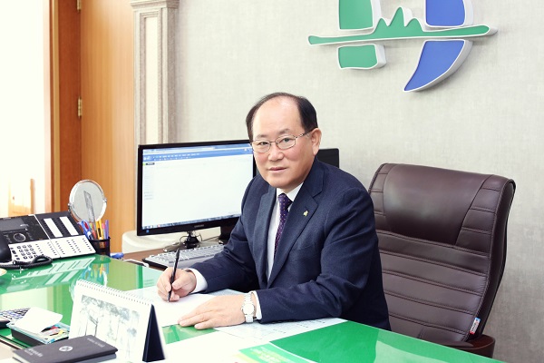 ▲ 류한우 단양군수 집무 모습.ⓒ단양군