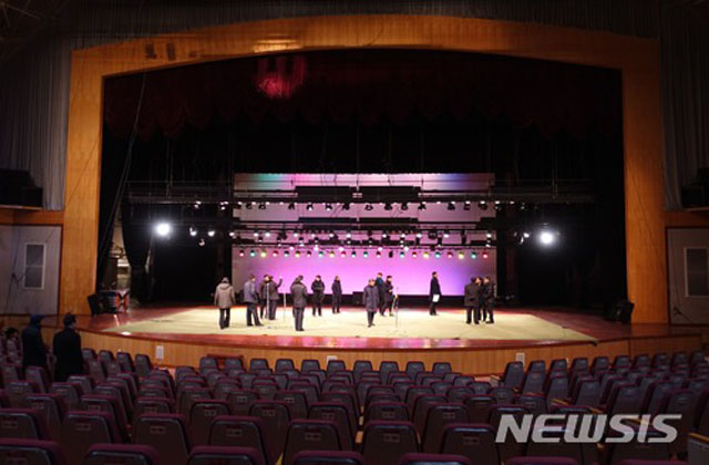 ▲ 금강산 공연시설을 점검 중인 한국 점검단과 북한 인력. ⓒ뉴시스. 무단전재 및 재배포 금지.