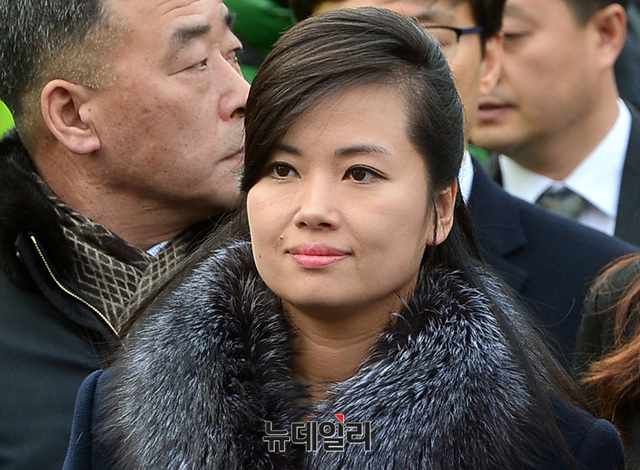 ▲ 현송월 북한 삼지연관현악단장이 22일 오전 예술단 공연 사전점검을 위해 서울역에서 버스로 이동하고 있다. ⓒ뉴데일리 공준표 기자