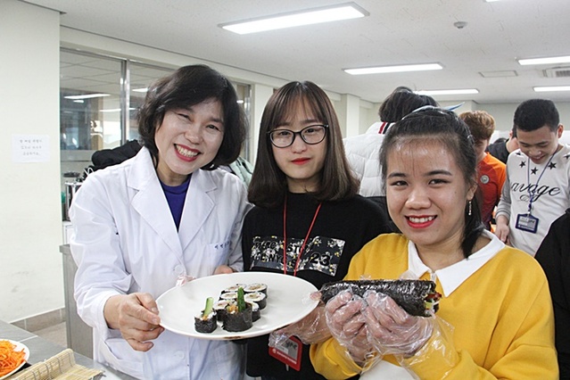 ▲ '한국 음식 만들기' 행사에 참여한 식음료조리계열 이경수 교수(사진 왼쪽)와 베트남 유학생들.ⓒ영남이공대학교