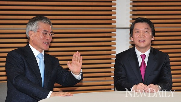 ▲ 문재인 대통령과 국민의당 안철수 대표(자료사진). ⓒ뉴데일리 정상윤 기자