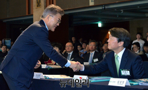 ▲ 문재인 대통령과 국민의당 안철수 대표(자료사진). ⓒ뉴데일리 공준표 기자