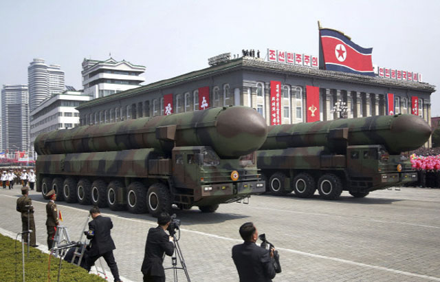 ▲ 북한은 평창 동계올림픽 전날 대규모 열병식을 통해 한국보다 북한이 더욱 주목받게 만들려는 의도를 가진 것으로 풀이된다. 사진은 2017년 4월 15일 김일성 생일 열병식 모습. ⓒ연합뉴스. 무단전재 및 재배포 금지.