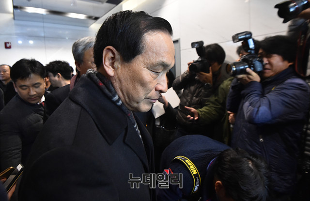 ▲ 김중로 국민의당 전당대회준비위원장이 15일 오후 서울 여의도 국민의당 당사에서 열린 당무위원회에 입장하고 있다. ⓒ뉴데일리 이종현 기자