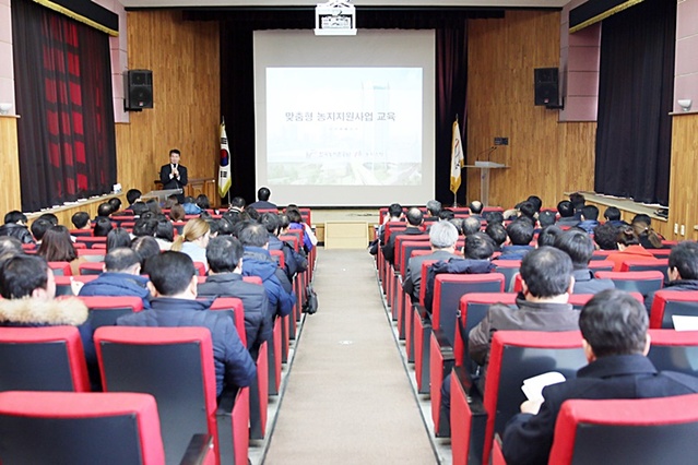 ▲ 맞춤형 농지지원사업 지침교육에 앞서 조성광 농지은행처장이 담당자들에게 맞춤형 농지지원사업 개편배경 등을 설명하고 있다. ⓒ한국농어촌공사 경북본부