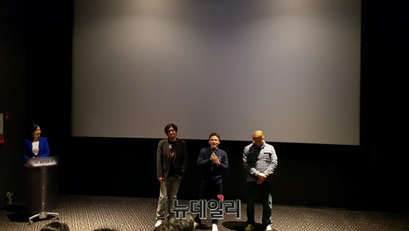 ▲ (좌측부터) 김경만 감독, 정승환 선수, 한민수 선수가 영화 시사회가 끝난 뒤 소감을 전하고 있다.ⓒ뉴데일리