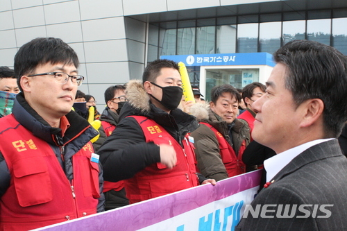 ▲ 지난 22일 오전 8시20분께 대구시 동구 신서동 가스공사 본사 앞에서 박희병 노조위원장(왼쪽) 등 가스공사 노조원들이 정승일 가스공사 사장(오른쪽)의 출근을 저지하고 있다. ⓒ뉴시스