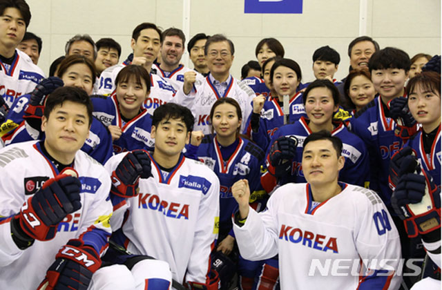 ▲ 31일 북한 마식령 스키장으로 가는 한국 선수들은 유니폼과 스키복에 있는 태극기와 코리아 글자를 가리거나 떼어야 한다. 사진은 동계올림픽 출전 하키 대표팀과 문재인 대통령의 단체 사진. ⓒ뉴시스. 무단전재 및 재배포 금지.