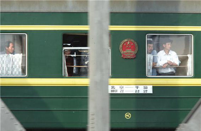 ▲ 중국과 북한을 오가는 열차의 승객들. 최근 이 열차 승무원들이 부업으로 밀수를 하면서 큰 돈을 벌고 있다고 한다. ⓒ연합뉴스. 무단전재 및 재배포 금지.
