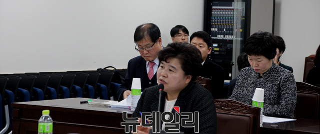 ▲ 김미경 김천의료원장 후보자가 31일 경북도의회 인사검증위에 참석해 의원들 질의에 답변하고 있다.ⓒ뉴데일리