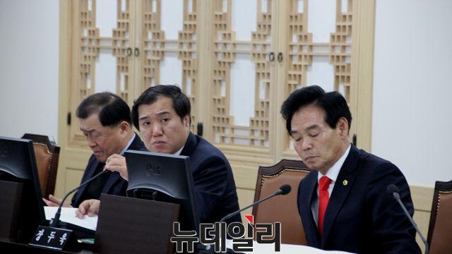 ▲ 이영식 경북도의원(중간)이 31일 인사검증위 회의에서 질의를 하고 있다. 오른쪽은 장두욱 의원.ⓒ뉴데일리