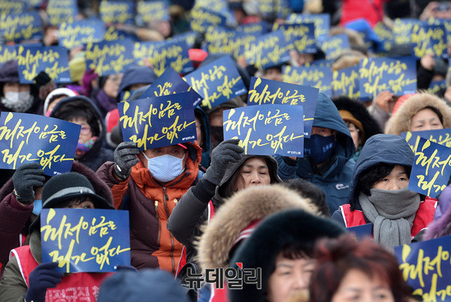 ▲ 지난 30일 전국민주노동조합총연맹이 주도한 최저임금 인상 무력화 규탄 결의대회에서 조합원들이 '최저임금은 죄가 없다'는 피켓을 들고 있다. ⓒ뉴데일리 공준표 사진기자