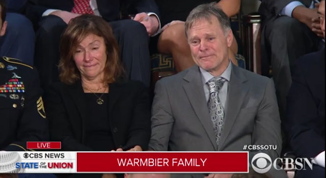 ▲ 트럼프 美대통령의 연두교서에 초대받은 故오토 웜비어 씨의 부모. 이들은 청중들로부터 박수를 받자 울음을 터뜨렸다. ⓒ美CBS 중계영상 캡쳐.