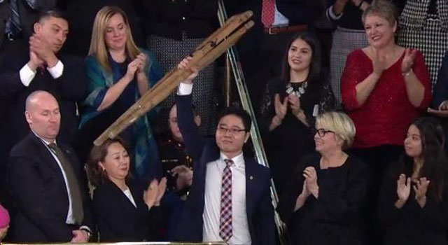 ▲ 탈북자 지성호 씨가 청중들의 박수에 일어나 화답하고 있다. 그는 탈북 과정에서 철도 사고로 다리를 잃었다. ⓒ美CBS 중계영상 캡쳐