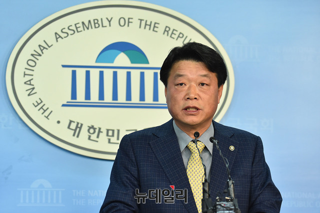 ▲ 허용범 국회도서관장이 31일 오전 국회에서 기자회견을 열어, 내달 1일 오전에 개최될 4차 산업혁명 선도 국가중심도서관 비전 선포식에 관해 설명하고 있다. ⓒ뉴데일리 이종현 기자