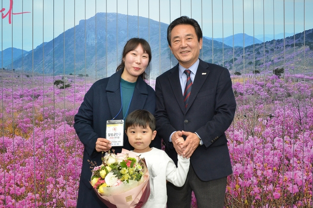 ▲ 25만 번째 달성군민의 주인공은 경남 김해에서 달성군 다사읍으로 전입한 홍군표 씨 댁.왼쪽은 홍 씨 아내, 오른쪽은 김문오 군수.ⓒ달성군