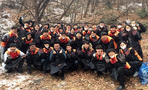 ▲ SK건설 신입사원들이 지난 30일 서울 종로구 부암동에서 '연탄 나눔' 봉사활동을 마치고 기념촬영을 하고 있다. ⓒSK건설