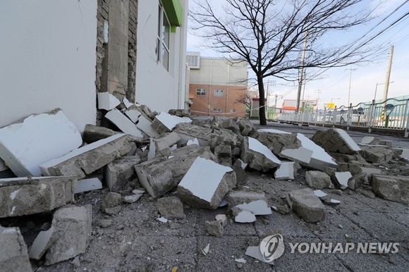 ▲ 지난해 11월 지진으로 외벽이 무너진 경북 포항시 흥해초등학교. ⓒ연합뉴스