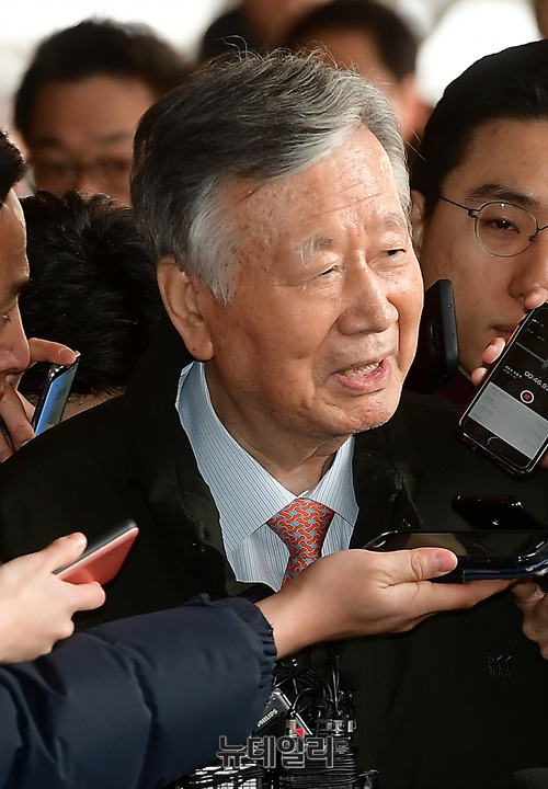 ▲ 이중근 부영그룹 회장이 지난 31일 오전 서울중앙지검으로 출석하기 직전 취재진의 질문에 답하고 있다. ⓒ뉴데일리 정상윤 기자