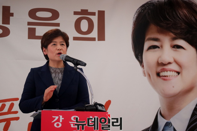 ▲ 강은희 전 여성가족부 장관이 1일 오전 국채보상운동기념관에서 자유한국당 대구시 교육감 후보 출마를 선언했다.ⓒ뉴데일리