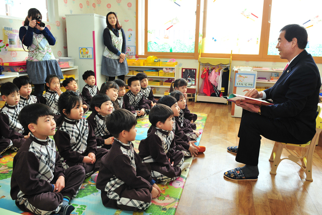▲ 경산시가 올해 복지와 문화분야 살림살이 확충을 위해 최적화된 예산을 편성했다. 사진은 최영조 경산시장이 경산 자인어린이집을 찾은 장면.ⓒ경산시