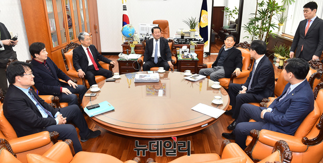 ▲ 국민의당 중재파 모임이 24일 오후 국회 박주선 부의장실에서 분당사태와 관련 긴급회동을 갖고 있다. ⓒ뉴데일리 이종현 기자