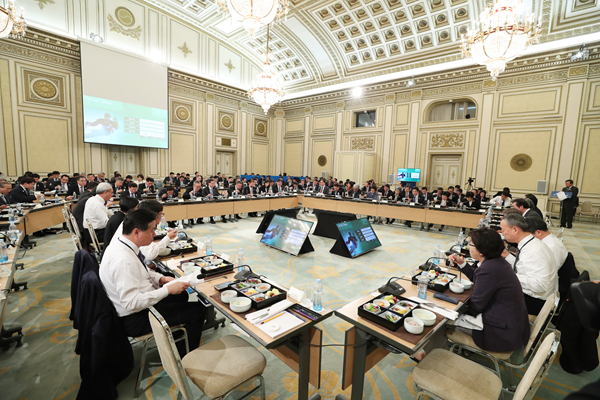 ▲ 지난달 30일 장·차관 워크숍 현장. 참석자마다 책상위에 도시락이 놓여있다. ⓒ뉴시스 DB