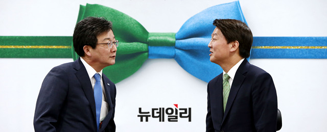 ▲ 안철수 국민의당, 유승민 바른정당 대표가 1일 오후 국회 의원회관에서 열린 통합추진위원회 2차 확대회의에서 대화를 나누고 있다. ⓒ뉴데일리 이종현 기자