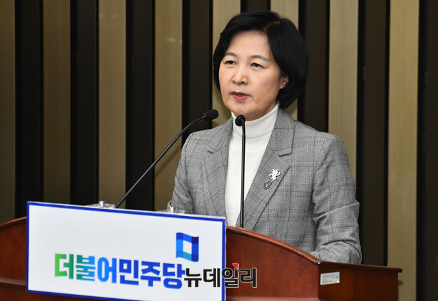 ▲ 더불어민주당 추미애 대표가 1일 개헌의원총회에서 모두발언을 하고 있다. ⓒ뉴데일리 이종현 기자