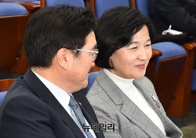 ▲ 더불어민주당 추미애 대표와 우원식 원내대표가 1일 개헌의원총회를 앞두고 담소를 나누고 있다. ⓒ뉴데일리 이종현 기자