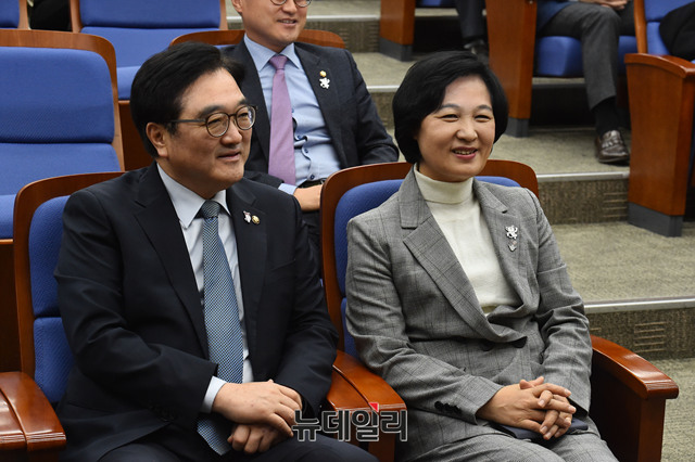 ▲ 더불어민주당 추미애 대표와 우원식 원내대표가 1일 개헌의원총회를 앞두고 나란히 앉아 환하고 웃고 있다. ⓒ뉴데일리 이종현 기자