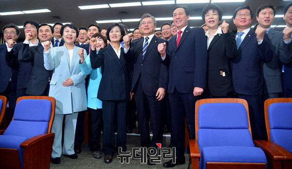 ▲ 문재인 대통령과 더불어민주당 의원들이 함께 파이팅을 외치고 있다(자료사진). ⓒ뉴데일리 공준표 기자