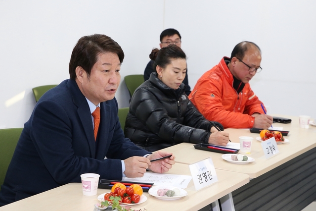 ▲ 권영진 대구시장이 1일 석진권 신매시장 상인회장 등과상인회 임원단과 간담회를 갖고 전통시장 활성화 방안을 토의했다.ⓒ대구시