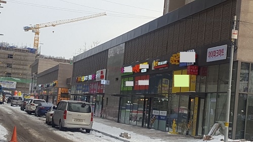 ▲ 일부 아파트가 입주를 시작하면서 중개업소도 단지 내 상가로 이동했다. ⓒ진건지구 B개업공인중개소 제공