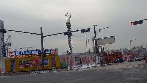 ▲ 다산신도시 진건지구 상업시설 공사가 한창인 가운데 중개업자들은 상가 공사장 주변에 컨테이너를 두고 홍보하고 있다. ⓒ진건지구 B개업공인중개소 제공.