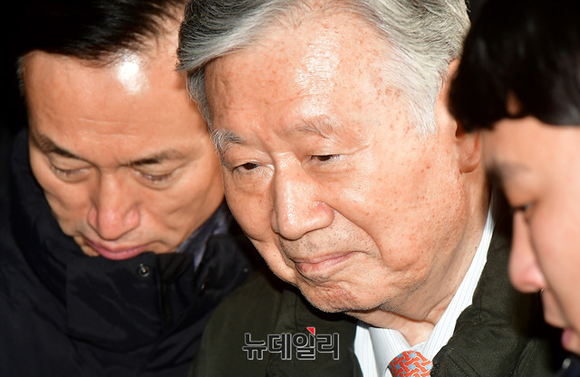 ▲ 이중근 부영그룹 회장이 31일 오전 서울중앙지방검찰청에 출석하고 있다. ⓒ뉴데일리 정상윤 기자