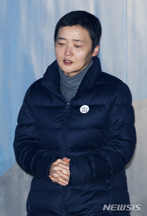 ▲ 이영주 전 전교조 부위원장이 2일 오전 서울 서초구 서울중앙지방법원에서 열린 선고공판에 출석하고 있다. ⓒ뉴시스
