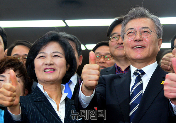 ▲ 문재인 대통령이 지난해 4월 더불어민주당 의원총회에 참석해 추미애 대표, 우원식 원내대표 등과 함께 엄지손가락을 치켜들어 보이고 있다. ⓒ뉴데일리 공준표 기자
